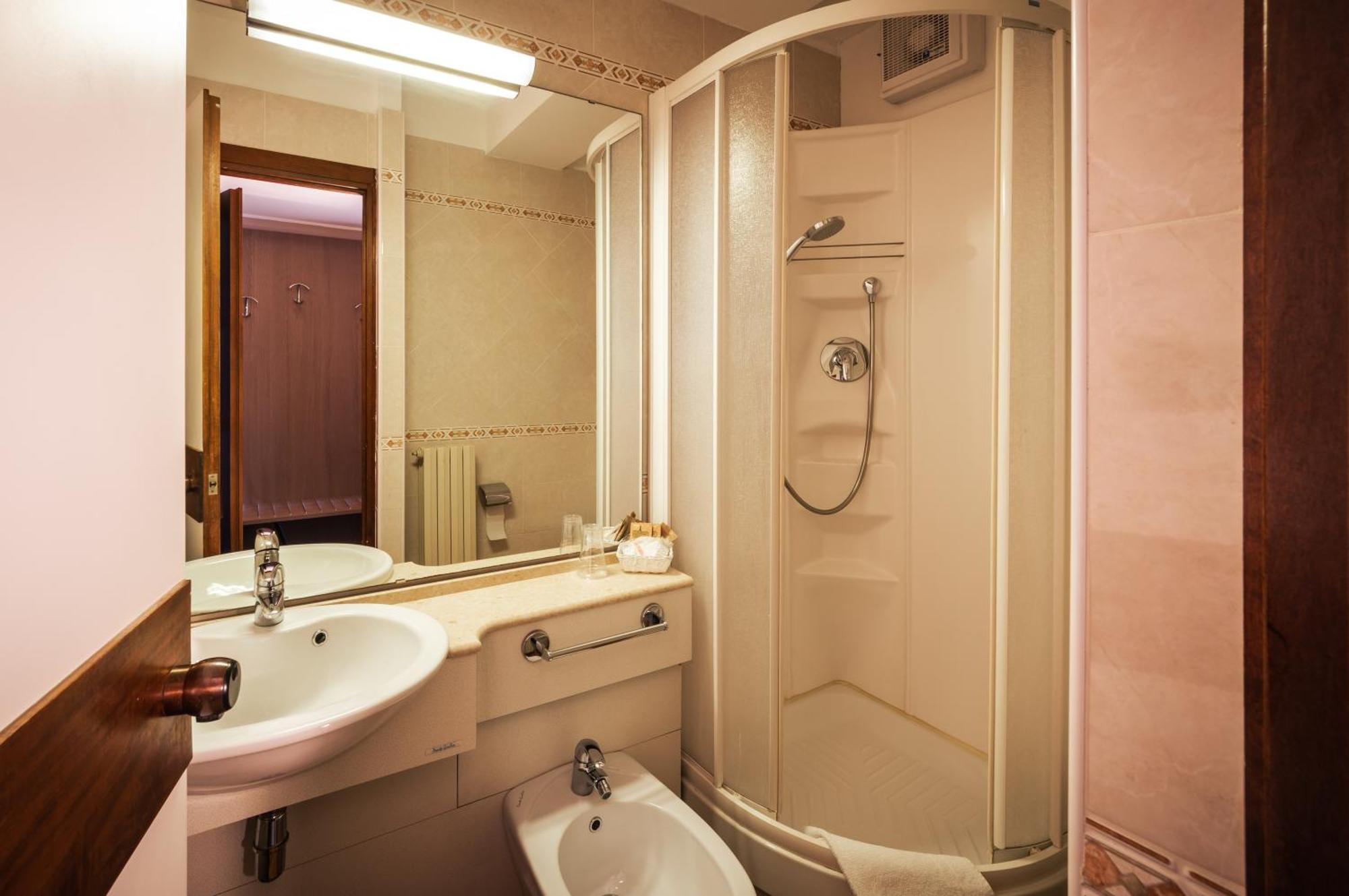 Hotel Ristorante Vapore Faggeto Lario Esterno foto